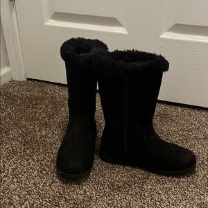 Black Winter Boots with Furry Lining and Pull-On Design